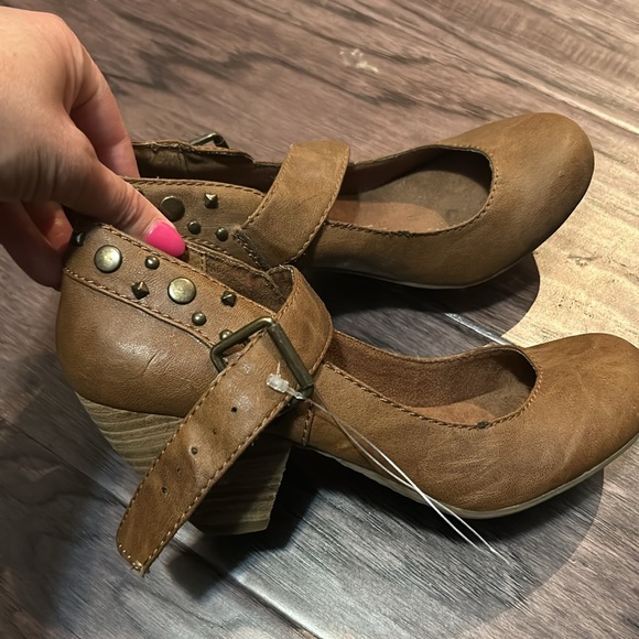 Brand New Blow Fish Studded Chunk Heels Sz 8 - Picture 2 of 4